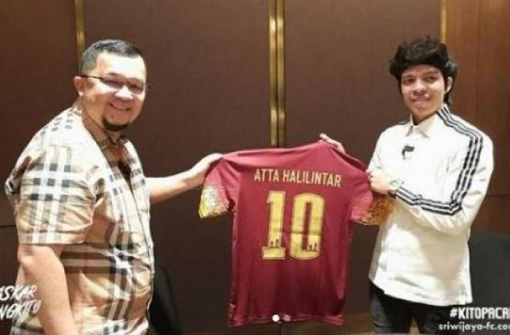 Momen pertemuan Presiden Sriwijaya FC, Hendri Zainuddin dengan Atta Halilintar. (Dok. Sriwijaya FC)