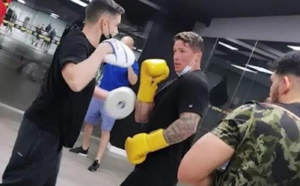 Fernando Torres latihan tinju. (Instagram/omarmontesofficial)