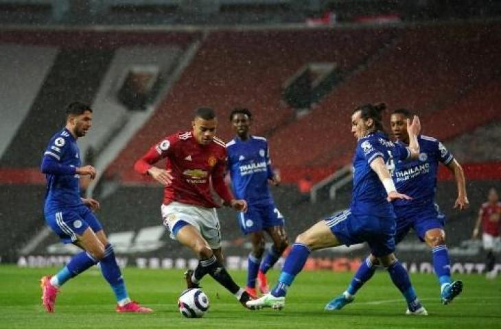 Mason Greenwood dikepung saat Manchester United kalah dari Leicester City 1-2 dalam lanjutan Liga Inggris. (DAVE THOMPSON / POOL / AFP)