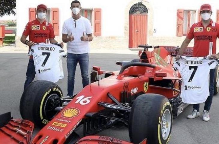 Cristiano Ronaldo bagi-bagi kaos untuk driver Formula One (F1) tim Scuderia Ferrari, Charles Leclerc (kiri), dan Carlos Sainz, Jr. (kanan) [Instagram: Ferrari].