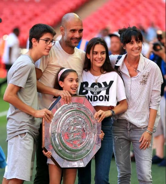 Maria Guardiola bersama keluarga. (The Sun)