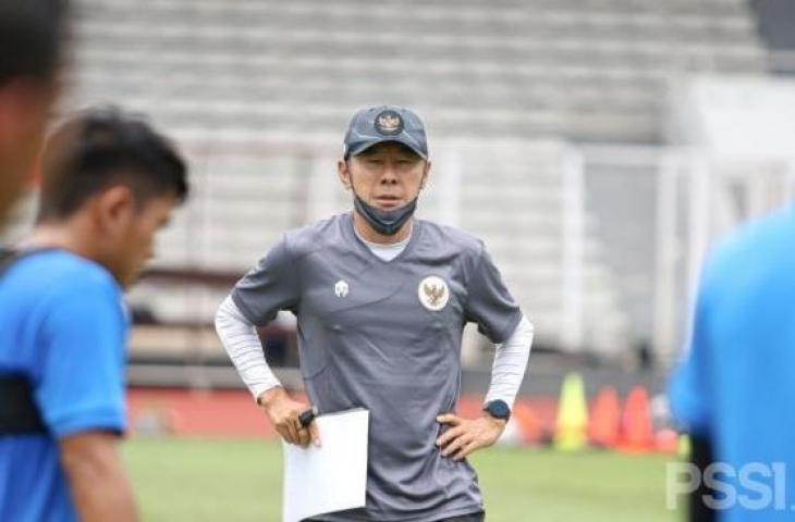 Pelatih Timnas Indonesia U-23, Shin Tae-yong memimpin latihan di Stadion Madya, Jakarta. (dok. PSSI)