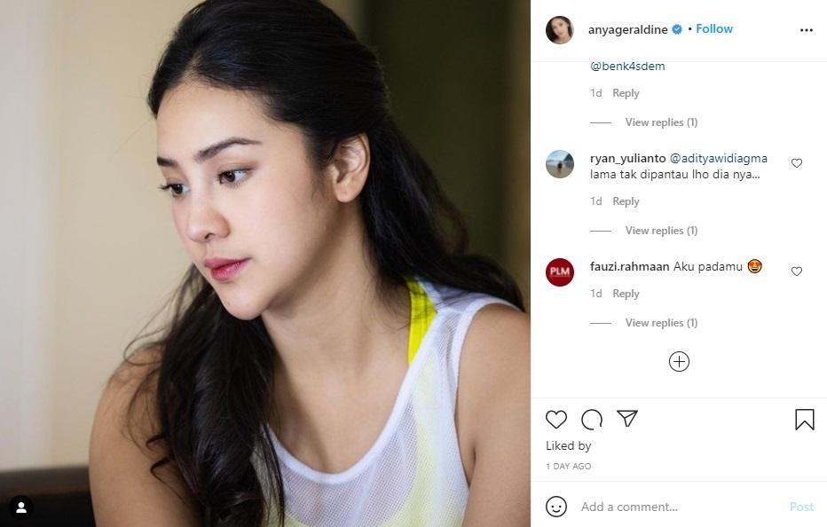 Anya Geraldine melamun dan mengenakan outfit saat bermain tenis. (Instagram/anyageraldine)