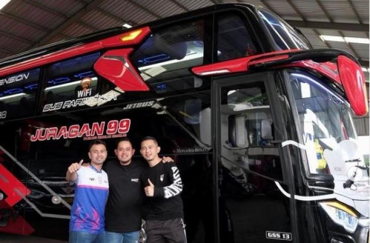 Raffi Ahmad pamer bus Rans Cilegon FC. (Instagram/rans.cilegonfc.official)