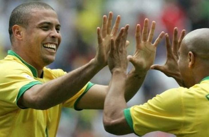 Roberto Carlos dan Ronaldo saat membela Timnas Brasil. (VALERY HACHE / AFP)