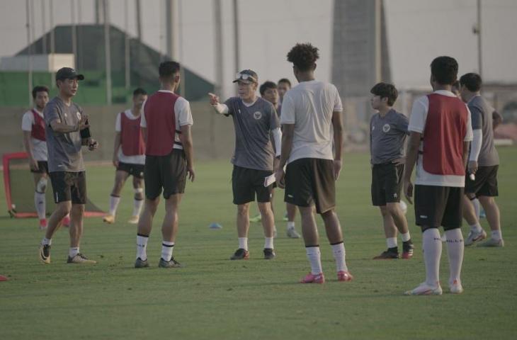 Shin Tae-yong memberikan instruksi kepada pemain Timnas Indonesia saat TC di Dubai. (Dok. PSSI)