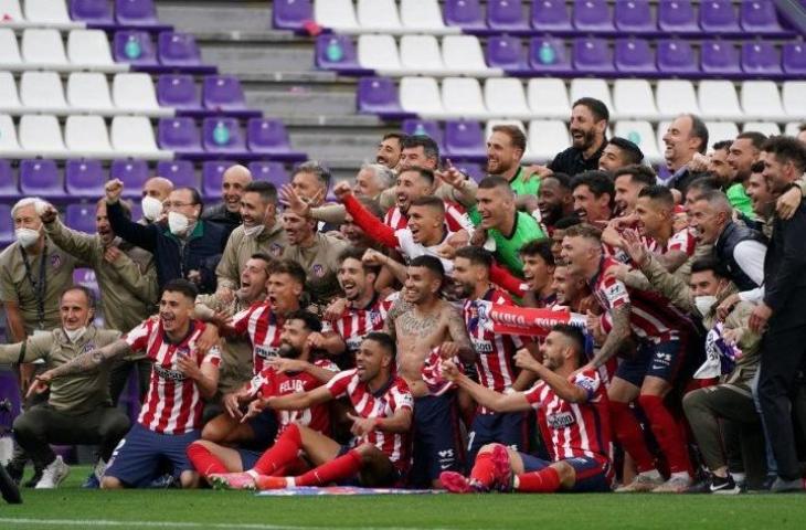 Para pemain Atletico Madrid melakukan selebrasi setelah memastikan gelar juara Liga Spanyol dengan kemenangan atas Valladolid dalam laga pemungkas musim 2020/21 di Stadion Jose Zorrilla, Valladolid, Spanyol, Sabtu (22/5/2021) waktu setempat. (CESAR MANSO / AFP)