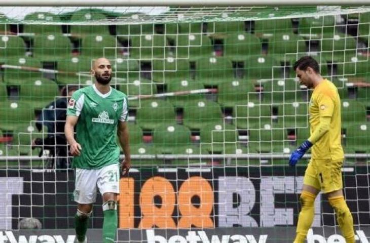 Ekspresi kecewa bek Werder Bremen Omer Toprak (kiri) dan kiper Jiri Pavlenka setelah kebobolan dalam laga pemungkas Liga Jerman 2020/21 melawan Borussia Moenchengladbach di Stadion Weser, Bremen, Jerman, Sabtu (22/5/2021). (ANTARA/REUTERS/POOL/Fabian Bimmer)