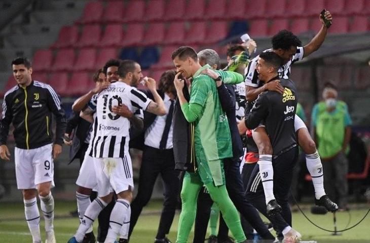 Para pemain Juventus melakukan selebrasi setelah mendapat kepastian finis di empat besar klasemen Liga Italia usai mengalahkan Bologna di Stadion Renato Dall'Ara, Bologna, Italia, Minggu (23/5/2021) waktu setempat, dan mengetahui hasil pertandingan tim pesaingnya Napoli. (ANTARA/REUTERS/Alberto Lingria)