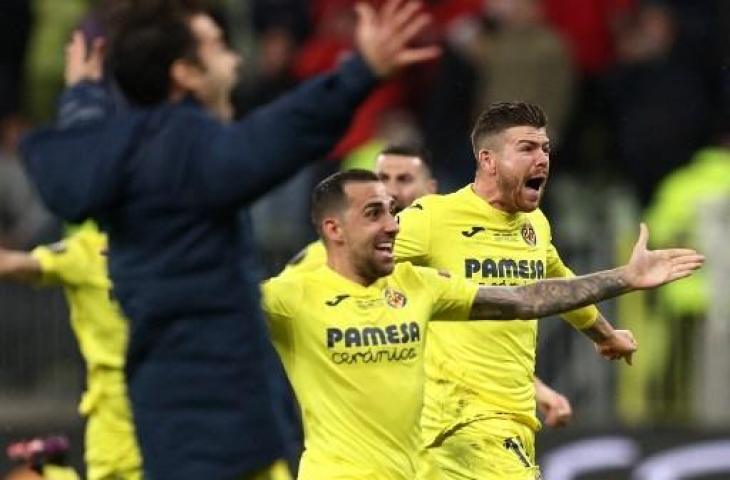 Alberto Moreno melakukan selebrasi usai antara Villarreal juara Liga Europa. (MAJA HITIJ / POOL / AFP)