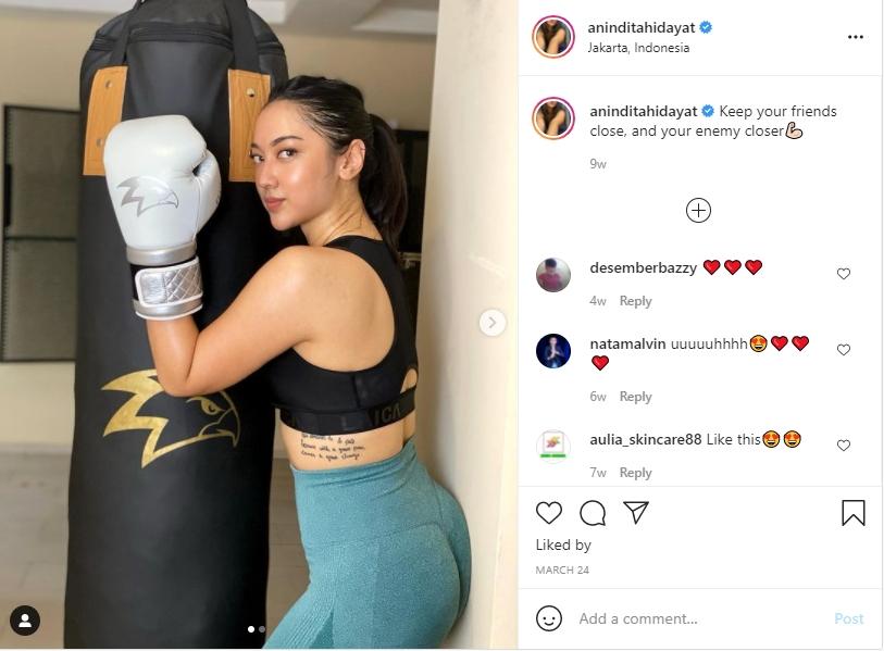 Anindita Hidayat kenakan sport bra. (Instagram/aninditahidayat)