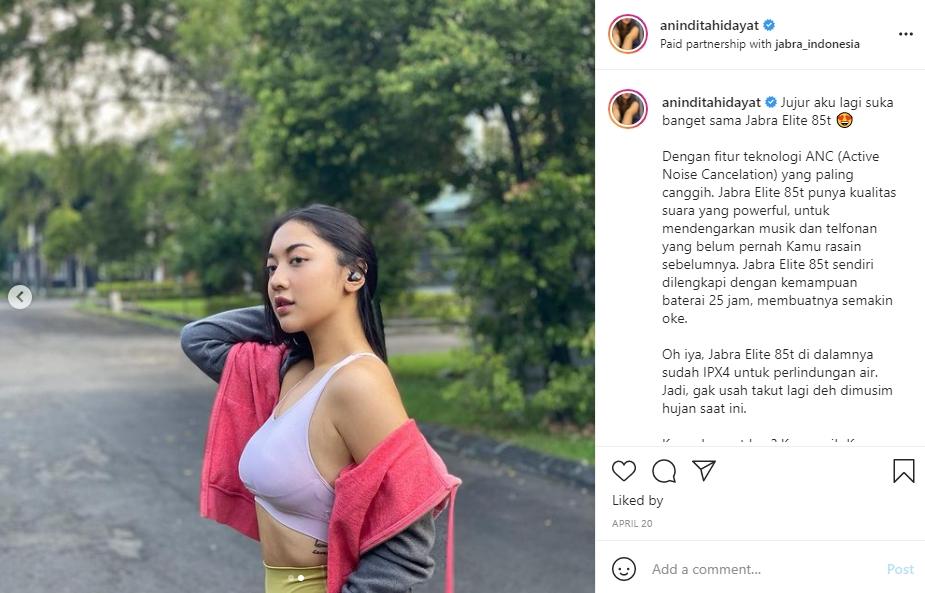 Anindita Hidayat kenakan sport bra. (Instagram/aninditahidayat)