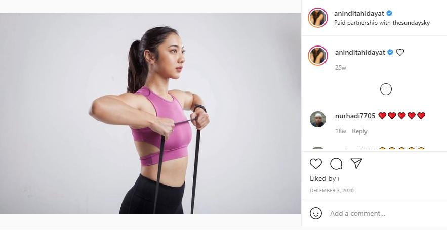 Anindita Hidayat kenakan sport bra. (Instagram/aninditahidayat)