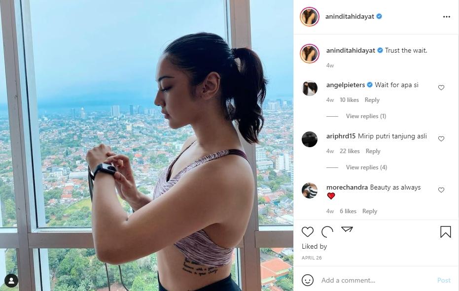 Anindita Hidayat kenakan sport bra. (Instagram/aninditahidayat)