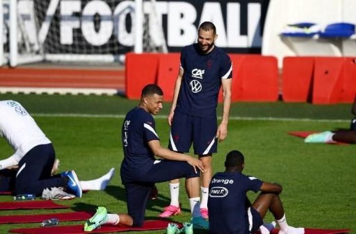 Karim Benzema di sesi latihan Timnas Prancis. (FRANCK FIFE / AFP)