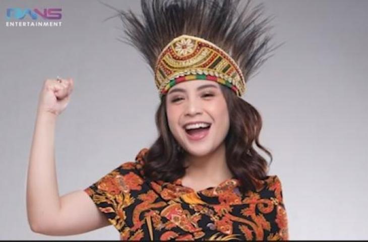 Potret Nagita Slavina pakai baju adat Papua. [YouTube/Rans Entertainment]