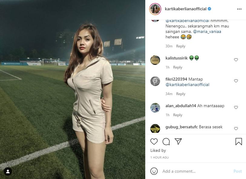 Kartika Berliana tampil seksi di pinggir lapangan. (Instagram/kartikaberlianaofficial)