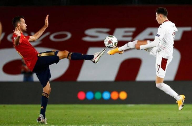 Pesepak bola Spanyol Sergio Busquets (kiri) berebut bola dengan pemain Swiss Ruben Vargas dalam laga UEFA Nations League, Liga A Grup 4 di Estadio Alfredo Di Stefano, Madrid, Spanyol, Sabtu (10/10/2020). ANTARA FOTO/REUTERS/Juan Medina/foc.