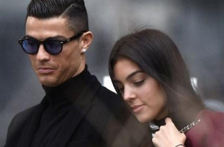 Cristiano Ronaldo bersama pacarnya, Georgina Rodriguez. (OSCAR DEL POZO / AFP)