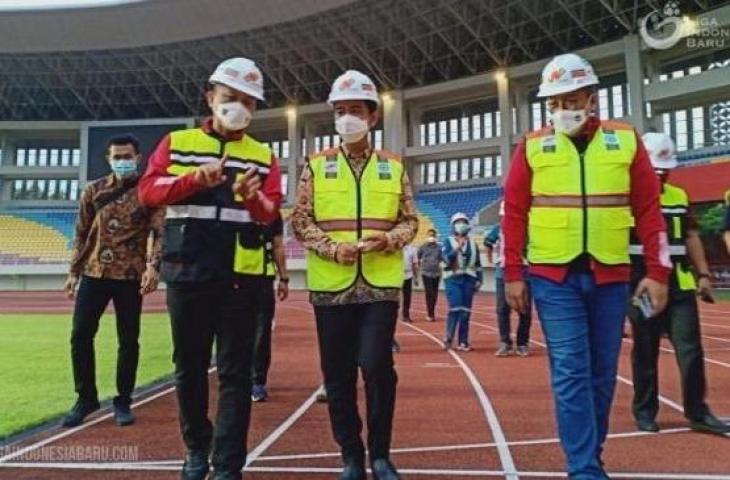 Wali Kota Solo, Gibran Rakabuming Raka (tengah) bersama Direktur Utama PT Liga Indonesia Baru (LIB), Akhmad Hadian Lukita (kanan), dan Direktur Operasional PT LIB, Sudjarno. mengecek kesiapan Stadion Manahan Solo untuk perhelatan Piala Menpora, Rabu (10/3/2021). [Dok. PT Liga Indonesia Baru]