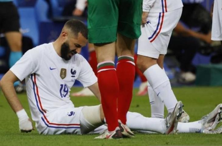 Penyerang tim nasional Prancis Karim Benzema terduduk mengalami cedera dalam laga pemanasan terakhir jelang EURO 2020 melawan Bulgaria di Stade de France, Saint-Denis, Prancis, Selasa (8/6/2021) waktu setempat. (ANTARA/REUTERS/Pascal Rossignol)