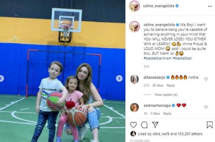 Penampilan cantik Celine Evangelista saat main basket bersama anaknya. (Instagram/celine_evangelista)