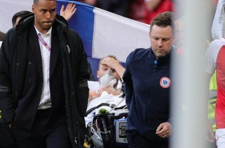 Gelandang Denmark Christian Eriksen ditandu keluar lapangan setelah sempat kolaps saat menghadapi Finlandia di laga Grup B Euro 2020 di The Parken Stadium, Kopenhagen. (FRIEDEMANN VOGEL / AFP / POOL)