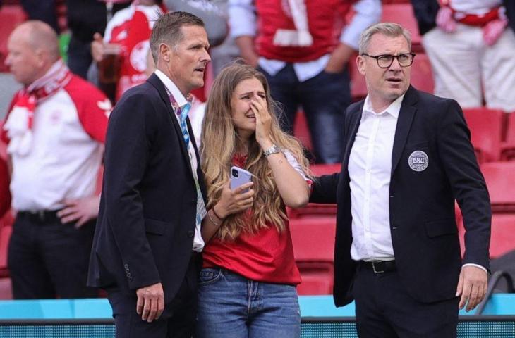 Sabrina Kvist Jensen istri gelandang Denmark Christian Eriksen, menangis setelah melihat Eriksen pingsan selama pertandingan sepak bola Grup BEURO 2020 antara Denmark melawan Finlandia di Stadion Parken di Kopenhagen, Sabtu (12/6). (Jonathan NACKSTRAND / AFP / POOL)