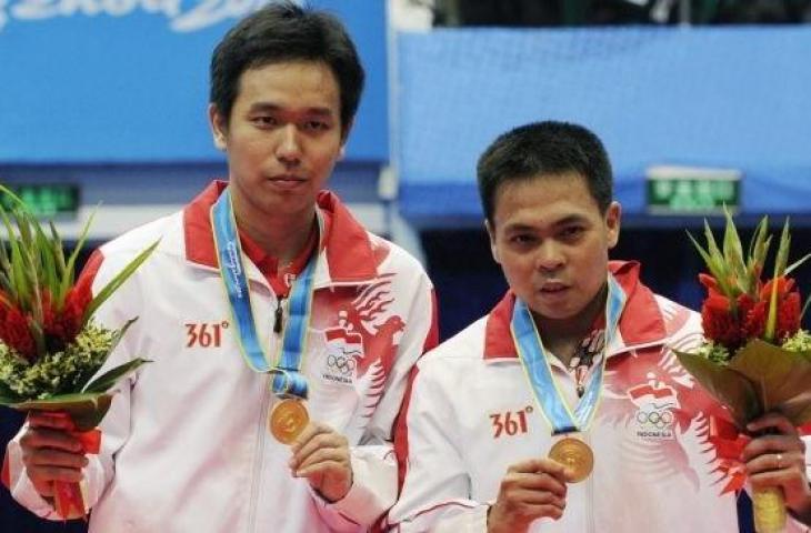 Markis Kido bersama pasangannya Hendra Setiawan saat meraih emas Olimpade Beijing 2008. (LIU JIN / AFP]