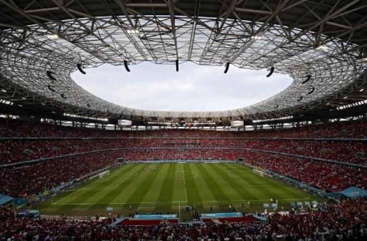 Sebanyak 67 ribu penonton menonton langsung pertandingan Hungaria vs Portugal di Euro 2020 yang digelar di Puskas Arena, Budapest. (LASZLO BALOGH / POOL / AFP)