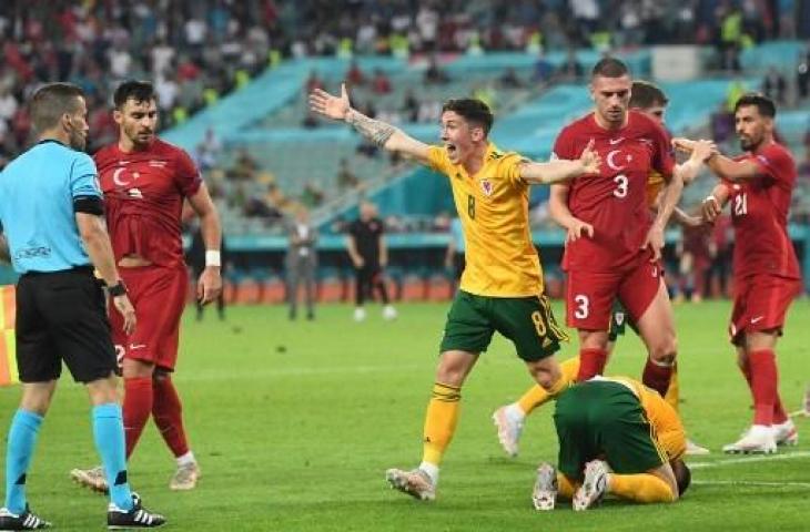 Wajah lesu pemain Timnas Turki usai dihajar Wales di Euro 2020. (OZAN KOSE / POOL / AFP)