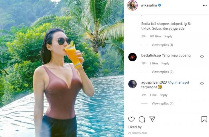 Wika Salim pamer body goals di kolam renang. (Instagram/wikasalim)