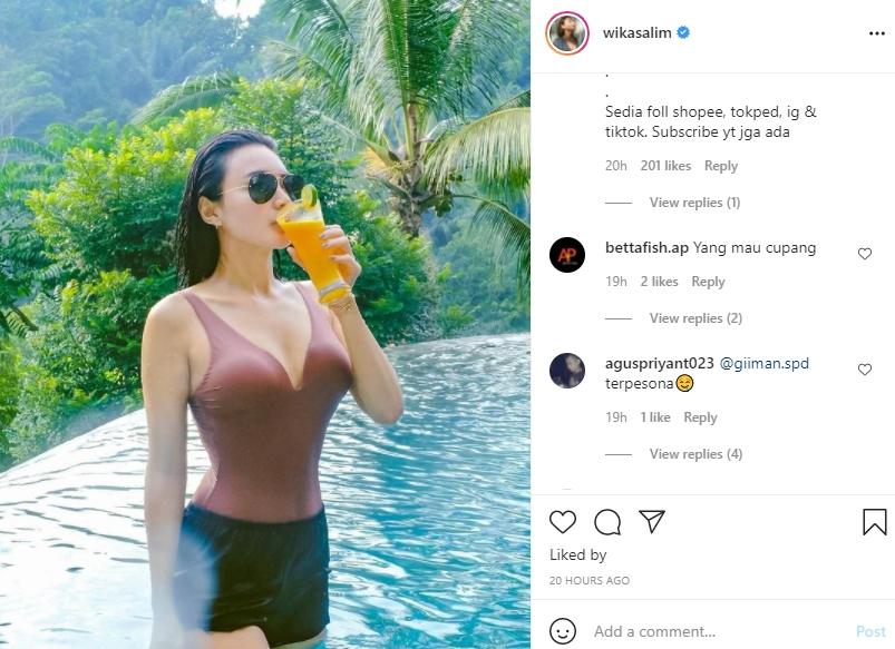 Wika Salim pamer body goals di kolam renang. (Instagram/wikasalim)