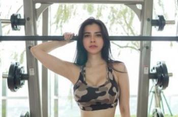 Profil Maria Vania, Presenter yang Tampil Menggoda dengan Busana Seksi