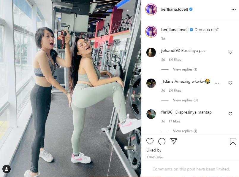 Berlliana Lovell bergaya nyeleneh dengan temannya saat di tempat gym. (Instagram/berlliana.lovell)