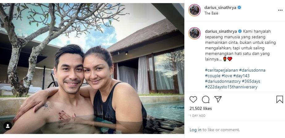 Donna Agnesia mesra peluk Darius Sinathrya saat berenang. (Instagram/darius_sinathrya)