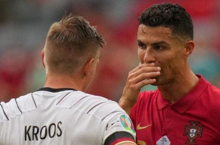 Penyerang Portugal Cristiano Ronaldo (kanan) berbicara dengan gelandang Jerman Toni Kroos (kiri) pada akhir pertandingan Grup F EURO 2020 di Allianz Arena di Munich, 19 Juni 2021.