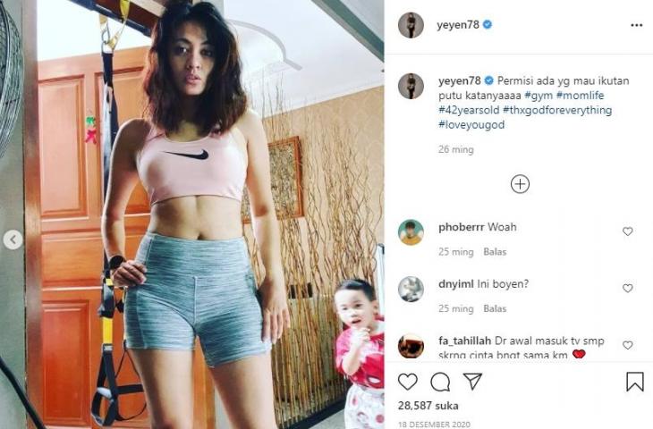 Yeyen Lidya pamer perut rata. (Instagram/@yeyen78)