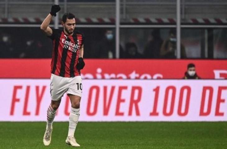 Gelandang AC Milan, Hakan Calhanoglu, berselebrasi usai menjebol gawang Lazio, 23 Desember 2020. (Marco Bertorello/AFP)