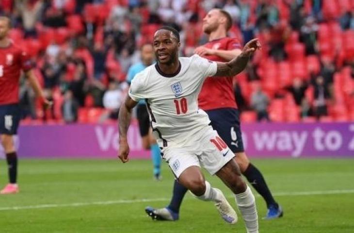 Pemain sayap tim nasional Inggris Raheem Sterling merayakan golnya ke gawang Republik Ceko dalam laga pemungkas Grup D Euro 2020 di Stadion Wembley, London, Inggris, Selasa (22/6/2021) waktu setempat. (ANTARA/REUTERS/POOL/Laurence Griffith)