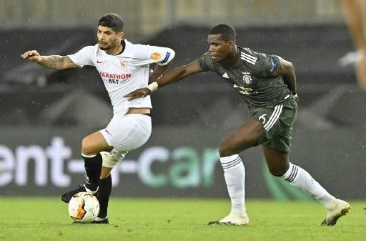 Ever Banega saat membel Sevilla, menjaga bola dari kejaran Paul Pogba. (Martin Meissner/AFP)