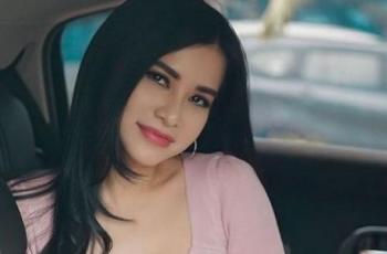 Maria Vania Pose Malu-malu Kucing, Pikiran Netizen Auto Traveling