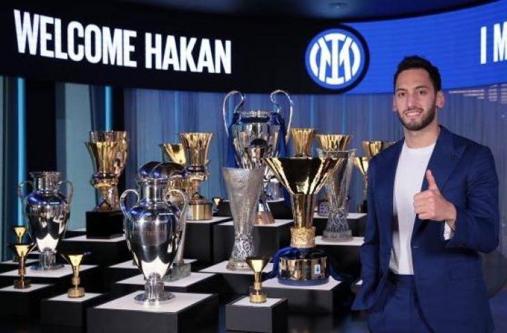 Hakan Calhanoglu resmi menjadi pemain Inter Milan. (foto: Twitter/Inter Milan)