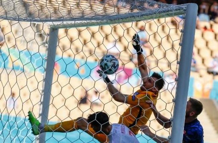 Aksi kiper Timnas Slovakia, Martin Dubravka saat melakukan gol bunuh diri di ajang Euro 2020. (MARCELO DEL POZO / POOL / AFP)