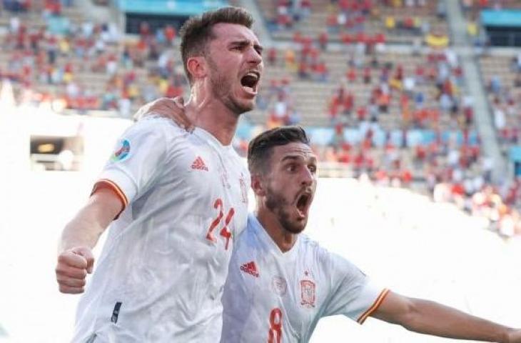 Bek Timnas Spanyol, Aymeric Laporte (kiri) merayakan gol bersama rekan-rekannya saat menghadapi Slovakia dalam matchday terakhir Grup E Euro 2020 di Stadion La Cartuja, Seville, Kamis (24/6/2021) dini hari WIB. MARCELO DEL POZO / POOL / AFP.