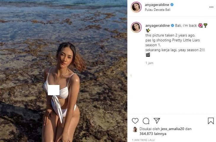 Anya Geraldine pose pakai bikini putih. (Instagram/@anyageraldine)