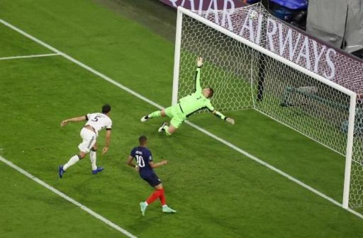 Mats Hummels saat mencetak gol bunuh diri saat Jerman melawan Prancis di Euro 2020. (ALEXANDER HASSENSTEIN / POOL / AFP)