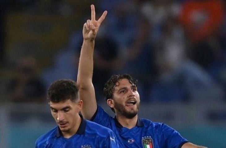 Gelandang tim nasional Italia Manuel Locatelli (kanan) mengacungkan dua jarinya seusai mencetak gol keduanya ke gawang Swiss dalam lanjutan Grup A Euro 2020 di Stadion Olimpico, Roma, Italia, Rabu (16/6/2021) waktu setempat. (ANTARA/REUTERS/POOL/Mike Hewitt)