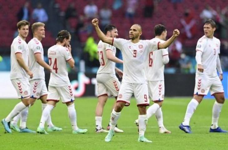 Martin Braithwaite merayakan kelolosan Timnas Denmark ke perempatfinal Euro 2020. (OLAF KRAAK / POOL / AFP)