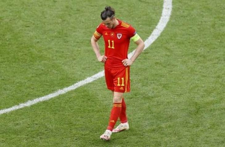 Gareth Bale tertunduk lesu usai gagal bawa Wales ke perempatfinal Euro 2020 karena kalah dari Denmark 0-4. (KOEN VAN WEEL / POOL / AFP)